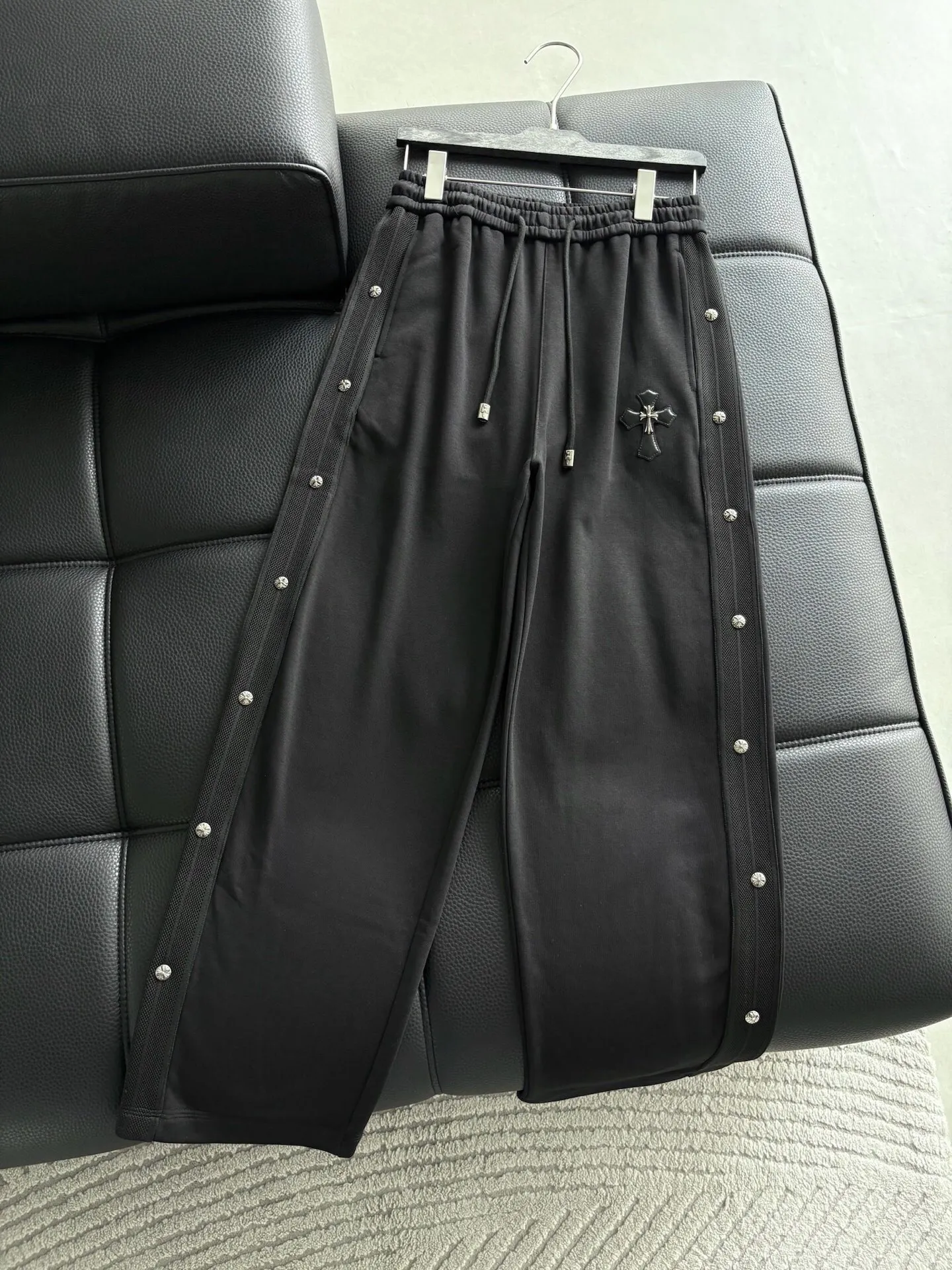 P506 💰 Chrome Chrome Heart with leather casual cotton trousers, new original cross with leather casual cotton trousers, vibe style niche high-waisted straight slim trousers. Chrome Heart’s classic cross is expressed in the form of a label, and the customized hardware does not have a bit of a rustic feel. It is luxurious without losing its connotation. The fit is perfect, super soft and skin-friendly after washing, and the whole pair of pants has a cross design. Built by top heavy industry, this is a magic weapon you can’t miss!男女同款，小红书同款。  颜色:黑色 码数:m~3x 款号:3738